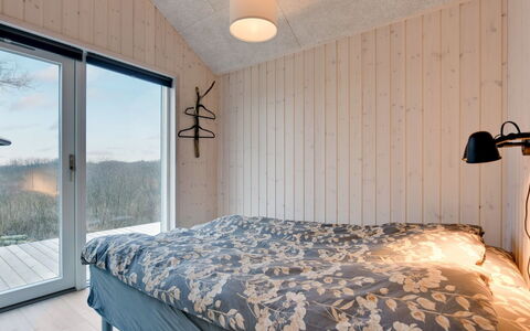 Gubbe - 500M from the Sea: Bois, Chambre, Lit, Plafond, Design Intérieur, Literie, Domicile, Drap De Lit, Cadre De Lit, Pièce
