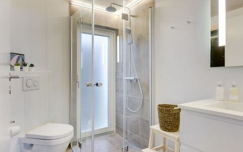 Gubbe - 500M from the Sea: Salle De Bains, Design Intérieur, Sol, Luminaire Plomberie, Mur, Sol, Plafond, Toilette, Armoire De Toilette, Évier