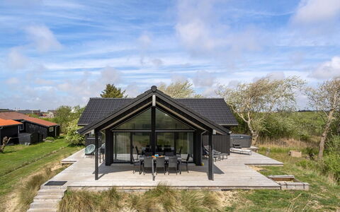 Gubbe - 500M from the Sea: Chalet, Domicile, Maison, Toit, Porche, Biens, Siding, Batiments Jardin, Ferme, Cour