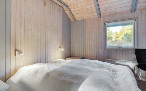 Gunlög - 3.1Km from the Sea: Bois, Chambre, Plafond, Drap De Lit, Sol, Literie, Lit, Domicile, Sol, Cadre De Lit