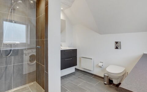 Gunlög - 3.1Km from the Sea: Sol, Luminaire Plomberie, Sol, Design Intérieur, Salle De Bains, Plafond, Robinet, Évier, Armoire De Toilette, Plomberie