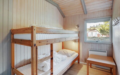 Gunlög - 3.1Km from the Sea: Bois, Chambre, Porte, Lit, Tache De Bois, Domicile, Lit Superposé, Dur, Cadre De Lit, Planche