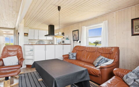 Andor - 500M from the Sea: Herbe, Maison, Toit, Chalet, Domicile, Arbuste, Ferme, Lot Terre, Zone Rurale
