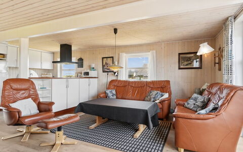 Andor - 500M from the Sea: Herbe, Maison, Toit, Chalet, Domicile, Arbuste, Ferme, Lot Terre, Zone Rurale