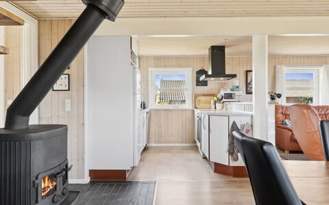 Andor - 500M from the Sea: Herbe, Maison, Toit, Chalet, Domicile, Arbuste, Ferme, Lot Terre, Zone Rurale