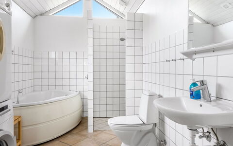 Mortensen - 350M from the Sea: Sol, Luminaire Plomberie, Sol, Design Intérieur, Évier, Salle De Bains, Plafond, Plomberie, Tuile, Toilette