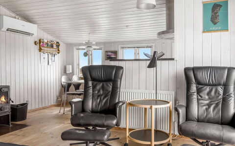 Mortensen - 350M from the Sea: Meubles, Design Intérieur, Sol, Sol, Salon, Domicile, Parquet, Chaise, Pièce, Cabinetry