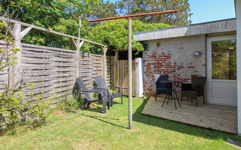 Sylvie - 1.5Km from the Sea: Toit, Maison, Lot Terre, Domicile, Chalet, Biens, Batiments Jardin, Ombre, Cabane En Rondins, Aménagement Paysager