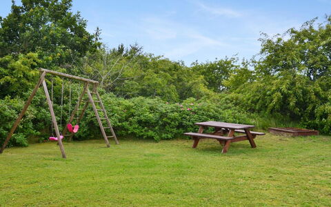 Sylvie - 1.5Km from the Sea: Toit, Maison, Lot Terre, Domicile, Chalet, Biens, Batiments Jardin, Ombre, Cabane En Rondins, Aménagement Paysager