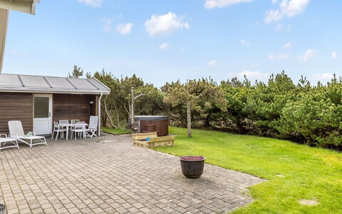 Amaja - 1.9Km from the Sea: Toit, Chalet, Domicile, Maison, Lot Terre, Jardin, Siding, Ombre, Aménagement Paysager, Pelouse