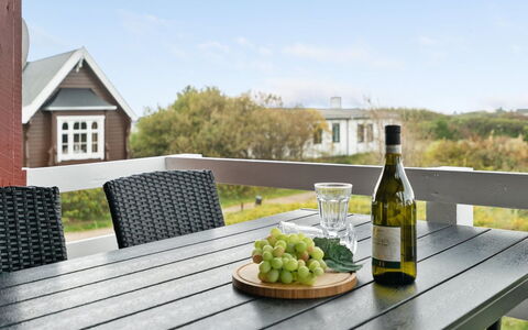 Kalf - 400M from the Sea: Herbe, Maison, Toit, Domicile, Chalet, Arbuste, Lot Terre, Zone Rurale, Ferme, Couverture De Sol