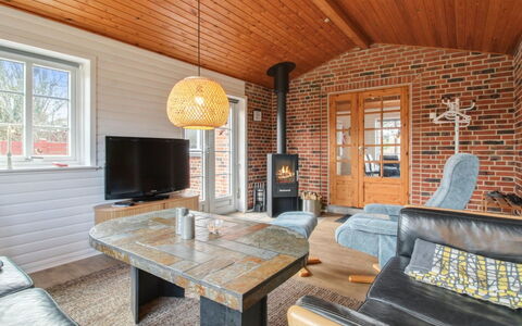 Hendrine - 500M from the Sea: Chalet, Domicile, Maison, Toit, Porche, Biens, Siding, Batiments Jardin, Ferme, Cour