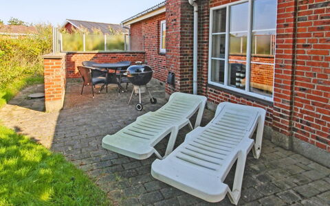 Hendrine - 500M from the Sea: Maison, Toit, Domicile, Chalet, Biens, Ferme, Villa, Porche, Siding