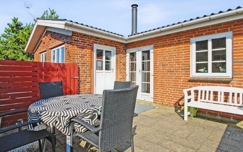 Hendrine - 500M from the Sea: Maison, Toit, Domicile, Chalet, Biens, Ferme, Villa, Porche, Siding
