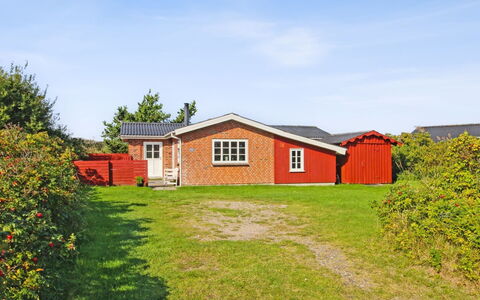Hendrine - 500M from the Sea: Chalet, Domicile, Maison, Toit, Porche, Biens, Siding, Batiments Jardin, Ferme, Cour