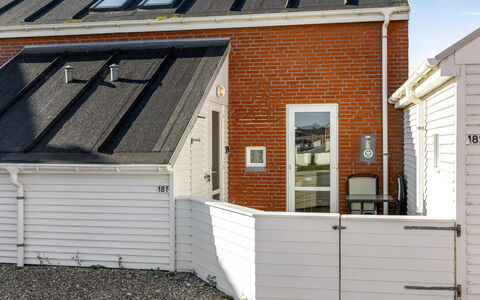 Hugo - 2.5Km from the Sea: Toit, Maison, Domicile, Chalet, Porte, Siding, Biens, Pelouse, Cour, Porche