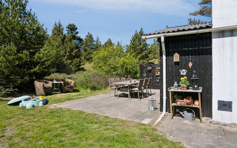 Inga - 1.3Km from the Sea: Herbe, Arbuste, Jardin, Lot Terre, Arrière-Cour, Couverture De Sol, Pelouse, Aménagement Paysager, Chalet