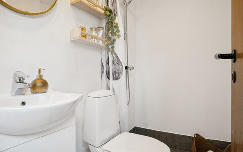 Inga - 1.3Km from the Sea: Siège De Toilette, Design Intérieur, Sol, Luminaire Plomberie, Toilette, Sol, Salle De Bains, Éclairage, Pièce, Domicile