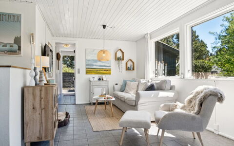 Inga - 1.3Km from the Sea: Mur, Design Intérieur, Meubles, Bois, Canapé, Salon, Sol, Domicile, Plafond, Sol