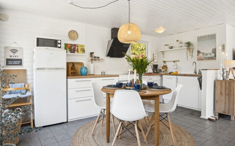Inga - 1.3Km from the Sea: Meubles, Design Intérieur, Sol, Bois, Chaise, Plafond, Table Cuisine Et Salle A Manger, Pièce, Sol, Salle À Manger