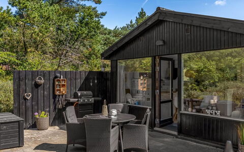Inga - 1.3Km from the Sea: Bois, Porte, Chalet, Batiments Jardin, Cabanon, Plate-Forme, Siding, Porche, Dur, Cour