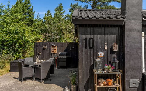 Inga - 1.3Km from the Sea: Bois, Pot De Fleur, Jardin, Chalet, Arrière-Cour, Batiments Jardin, Cour, Dur, Aménagement Paysager, Ombre