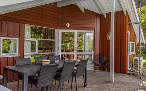 Vivan - 3.8Km from the Sea: Bois, Porche, Dur, Domicile, Tache De Bois, Chalet, Plafond, Ombre, Porte, Plate-Forme