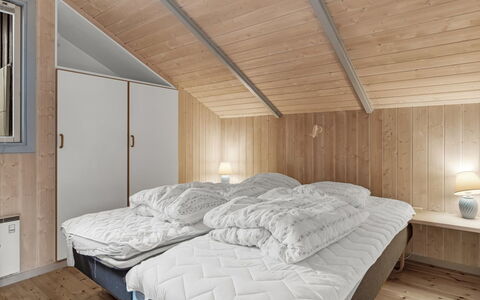 Vivan - 3.8Km from the Sea: Chambre, Plafond, Domicile, Linge, Lit, Drap De Lit, Literie, Cadre De Lit, Dur, Grenier