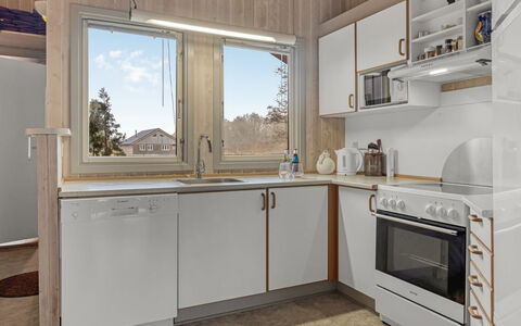 Vivan - 3.8Km from the Sea: Cuisine, Appareil De Cuisine, Bois, Principaux Appliance, Comptoir, Cabinetry, Design Intérieur, Sol, Pièce, Électroménager