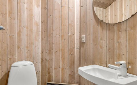 Vivan - 3.8Km from the Sea: Mur, Bois, Sol, Luminaire Plomberie, Sol, Design Intérieur, Salle De Bains, Pièce, Plafond, Planche