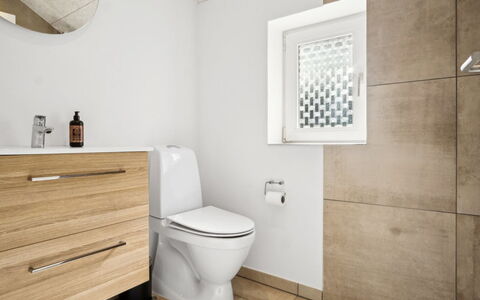 Botulf - 3.8Km from the Sea: Siège De Toilette, Toilette, Salle De Bains, Sol, Luminaire Plomberie, Sol, Design Intérieur, Armoire De Toilette, Plomberie, Tuile