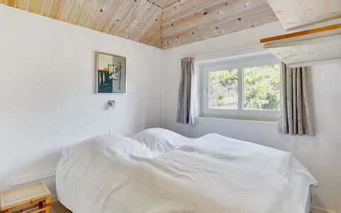 Botulf - 3.8Km from the Sea: Chambre, Design Intérieur, Mur, Sol, Bois, Plafond, Lit, Sol, Drap De Lit, Literie