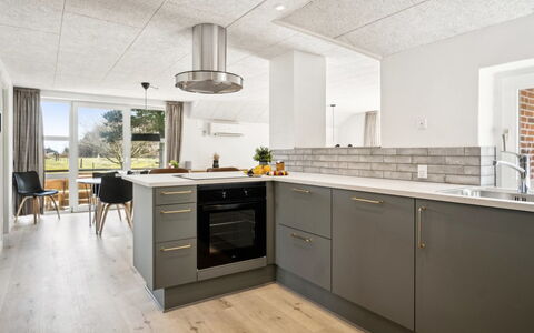 Botulf - 3.8Km from the Sea: Sol, Cuisine, Comptoir, Bois, Cabinetry, Design Intérieur, Meubles, Sol, Plafond, Appareil De Cuisine