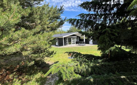 Bogatin - 1Km from the Sea: Arbuste, Chalet, Jardin, Biens, Pelouse, Aménagement Paysager, Batiments Jardin, À Feuilles Persistantes, Ferme