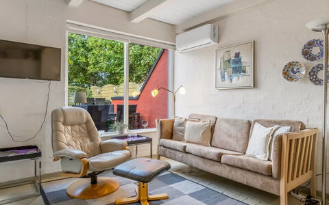 Volmer - 3.9Km from the Sea: Meubles, Design Intérieur, Sol, Mur, Sol, Canapé, Bois, Salon, Plafond, Pièce