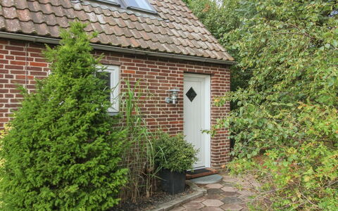 Volmer - 3.9Km from the Sea: Toit, Maison, Domicile, Chalet, Porte, Siding, Biens, Pelouse, Cour, Porche