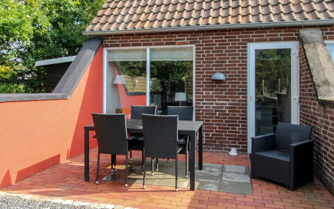 Volmer - 3.9Km from the Sea: Toit, Maison, Domicile, Chalet, Porte, Siding, Biens, Pelouse, Cour, Porche