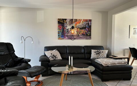 Bosse - 2.3Km from the Sea: Meubles, Design Intérieur, Sol, Sol, Salon, Canapé, Pièce, Domicile, Éclairage, Parquet