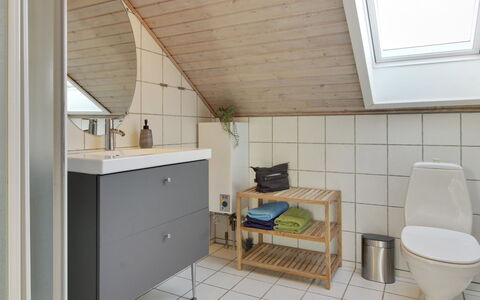 Bosse - 2.3Km from the Sea: Sol, Luminaire Plomberie, Sol, Design Intérieur, Bois, Évier, Salle De Bains, Robinet, Armoire De Toilette, Lavabo