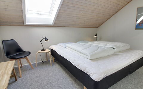 Bosse - 2.3Km from the Sea: Chambre, Lit, Bois, Design Intérieur, Sol, Sol, Drap De Lit, Literie, Plafond, Meubles