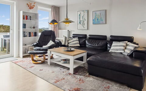 Aappo - 2.3Km from the Sea: Meubles, Design Intérieur, Sol, Canapé, Sol, Bois, Salon, Parquet, Pièce, Domicile