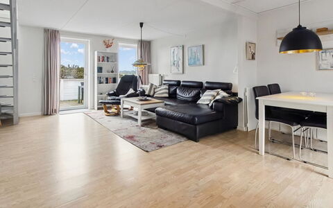 Aappo - 2.3Km from the Sea: Sol, Sol, Design Intérieur, Meubles, Parquet, Bois, Plafond, Canapé, Salon, Pièce