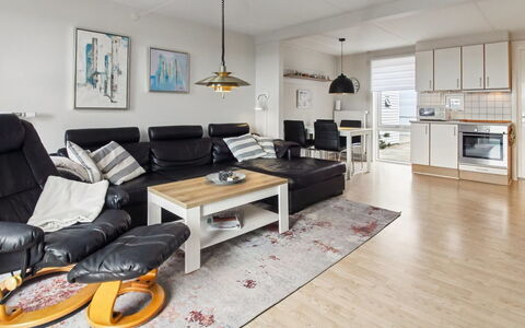 Aappo - 2.3Km from the Sea: Meubles, Design Intérieur, Canapé, Sol, Bois, Salon, Plafond, Sol, Pièce, Parquet