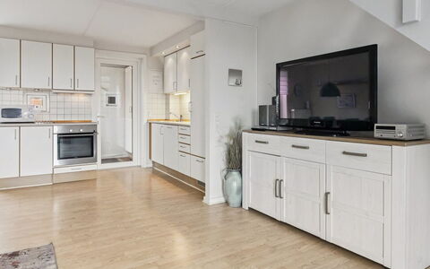 Aappo - 2.3Km from the Sea: Meubles, Sol, Design Intérieur, Sol, Cuisine, Bois, Plafond, Cabinetry, Pièce, Canapé
