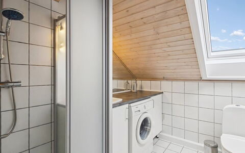 Aappo - 2.3Km from the Sea: Sol, Sol, Luminaire Plomberie, Design Intérieur, Plafond, Plomberie, Pièce, Robinet, Tuile, Salle De Bains