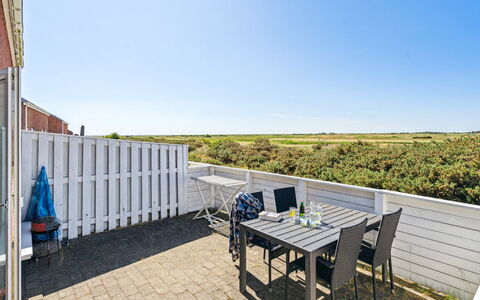 Aappo - 2.3Km from the Sea: Domicile, Biens, Daylighting, Clôture, Villa, Balcon, Mobilier De Jardin