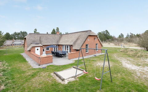 Ferhat - 2.9Km from the Sea: Toit, Maison, Lot Terre, Domicile, Chalet, Biens, Batiments Jardin, Ombre, Cabane En Rondins, Aménagement Paysager