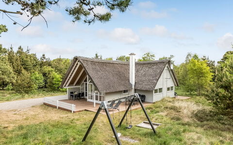 Almina - 1Km from the Sea: Maison, Chalet, Toit, Batiments Jardin, Ombre, Cabanon, Arrière-Cour, Mobilier De Jardin, Cour, Pelouse