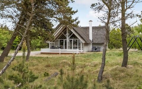 Almina - 1Km from the Sea: Maison, Chalet, Toit, Batiments Jardin, Ombre, Cabanon, Arrière-Cour, Mobilier De Jardin, Cour, Pelouse