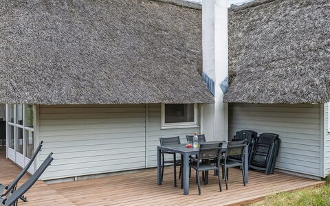 Almina - 1Km from the Sea: Maison, Chalet, Toit, Batiments Jardin, Ombre, Cabanon, Arrière-Cour, Mobilier De Jardin, Cour, Pelouse